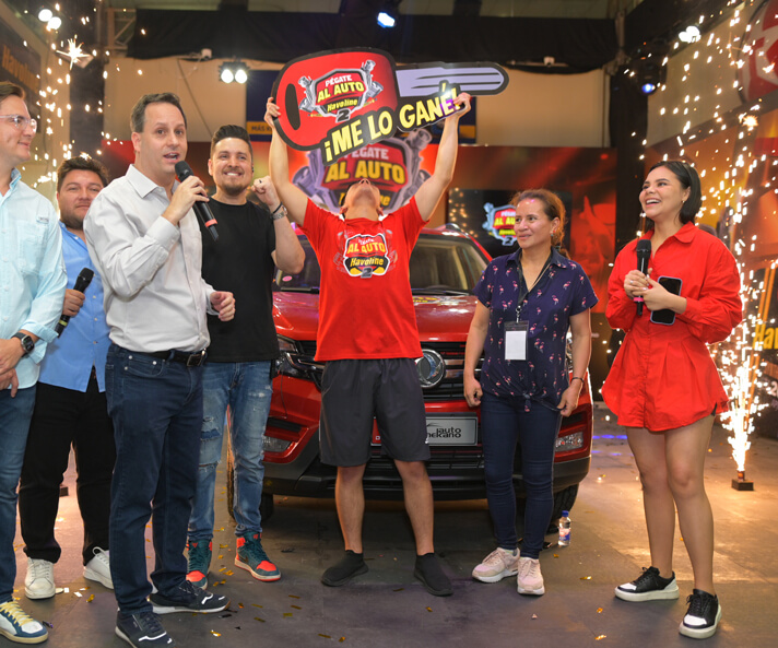 Premiación a Joel, ganador de Pégate al Auto 2